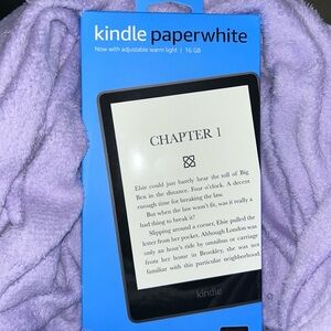 Amazon Kindle Paperwhite 6.8” 16GBE-reader with adjustable warm light.